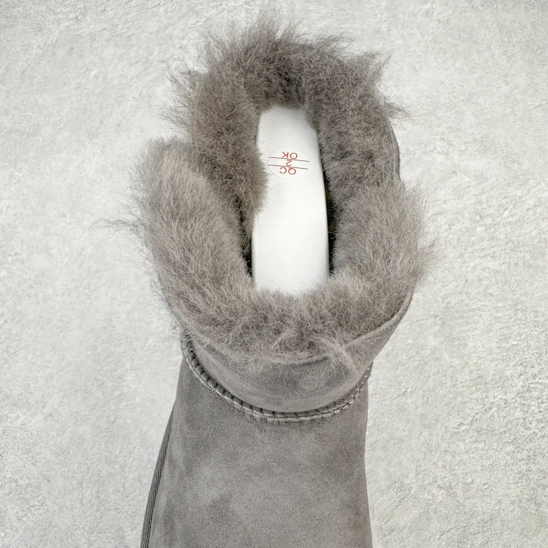Pick up locally💰520 UGG 6422 Classic wooden buckle autumn and winter sheep fur integrated snow boots. All shoes are made from the same factory as ZP. Longfeng A-grade Australian imported sheep fur integrated women's boots. Brand OEM production line. Fully follow the ZP process. OEM original pattern maker. Adhering to the principle of no original shoes and no development selection. Pay attention to every detail. The most authentic version on the market. TREADLITE "Light Wing" technology outsole. Lightweight/durable/flexible/pile size: 35 36 37 38 39 40 Coding: by2936090